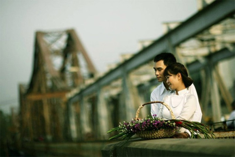 Cầu Long Biên – Hà Nội đã trở thành điểm hẹn đặc biệt với các bạn trẻ.