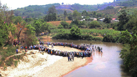 Hàng trăm người dân đến theo dõi cơ quan chức năng khám nghiệm hiện trường.