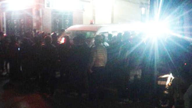 Nhiều người dân tới theo dõi công an khám nghiệm hiện trường.