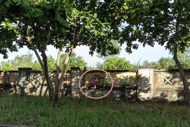 BN17725 tự ý chui rào ở Bệnh viện dã chiến thị xã Đông Hòa. Ảnh: NDCC