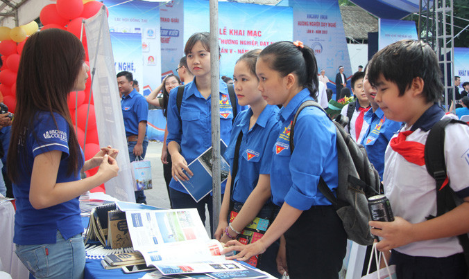 Học sinh - sinh viên tìm hiểu thông tin ngành nghề đào tạo từ các gian hàng triển lãm của các trường.