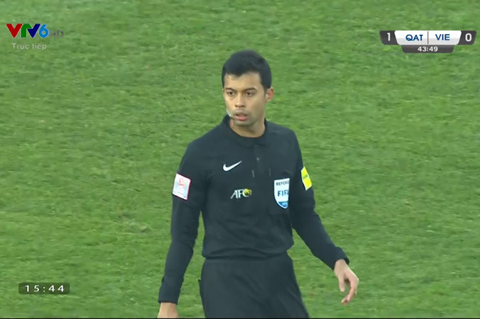 Trọng tài Bin Jahari người Singapore.