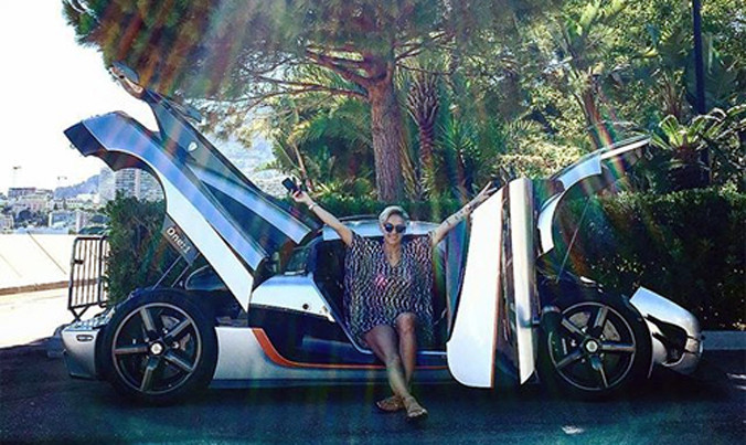 Tay đua nữ người Bồ Đào Nha và siêu xe Thụy Điển.