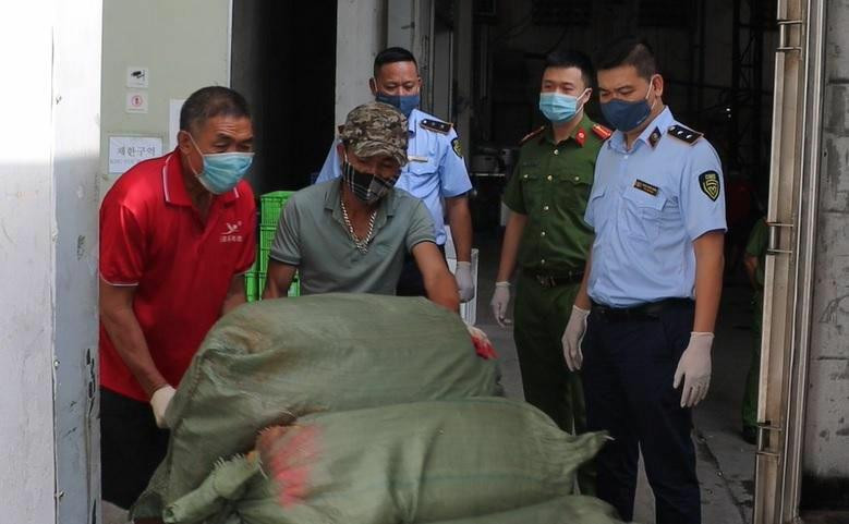 Lực lượng chức năng đưa 7 tấn nội tạng đi tiêu hủy