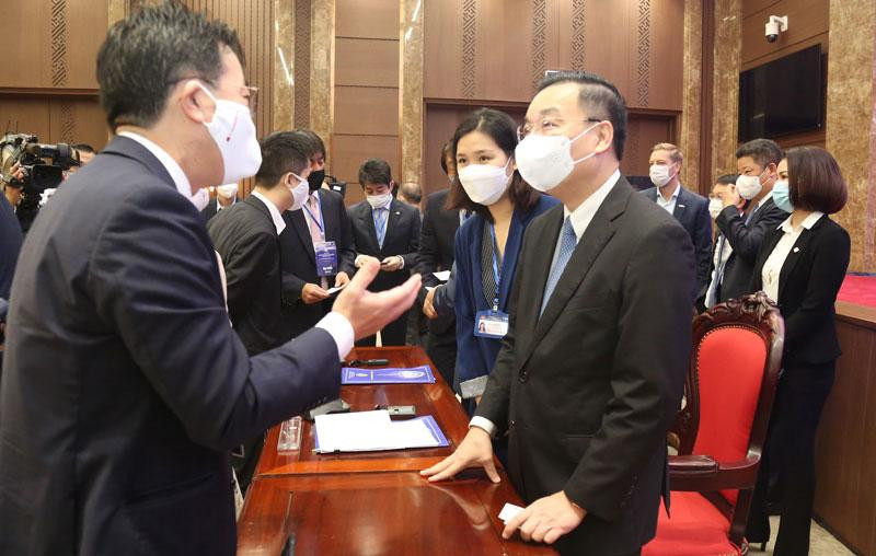 Chủ tịch Hà Nội gặp gỡ các doanh nghiệp tại hội nghị trước đó