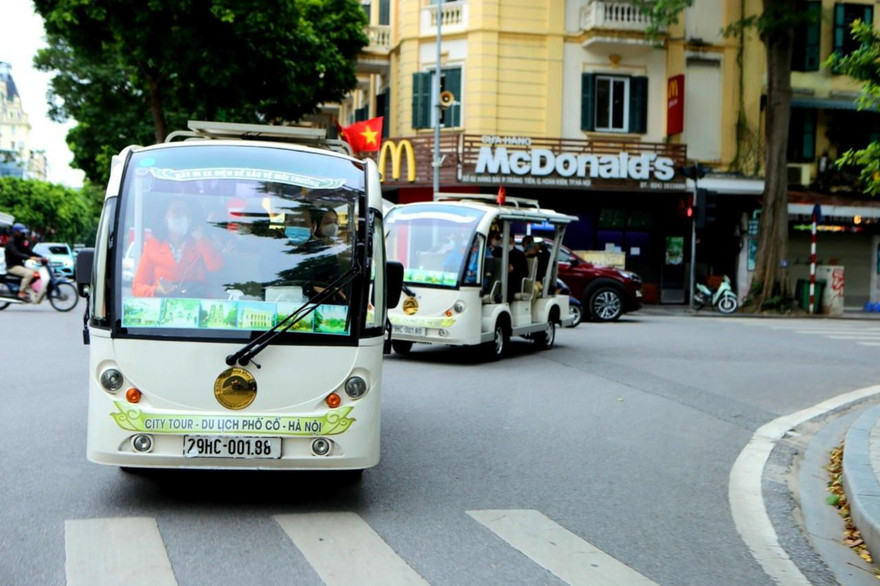 Đoàn xe điện đưa du khách dạo quanh phố cổ. Ảnh Hồ Hạ