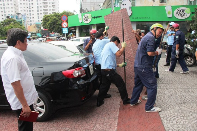 Ông Đoàn Ngọc Hải, Phó Chủ tịch UBND quận 1 chỉ đạo xử lý các vi phạm ngày 20/2. 