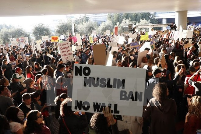 Người dân Mỹ biểu tình phản đối sắc lệnh cấm người tị nạn nhập cảnh của tân Tổng thống Mỹ tại sân bay quốc tế San Francisco ở bang California ngày 28/1. (Nguồn: AFP/TTXVN)