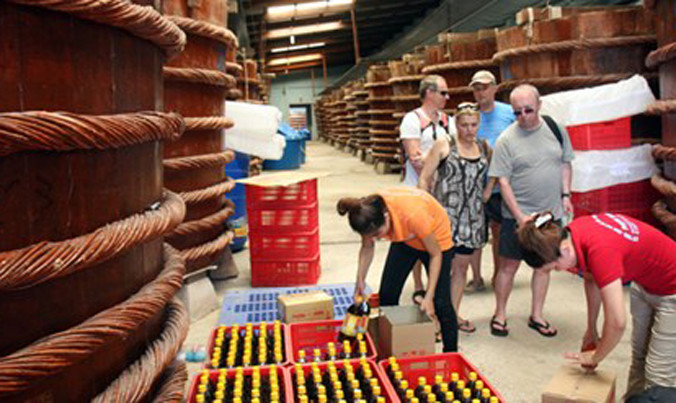 Du khách nước ngoài tham quan một cơ sở sản xuất nước mắm ở huyện đảo Phú Quốc, tỉnh Kiên Giang.