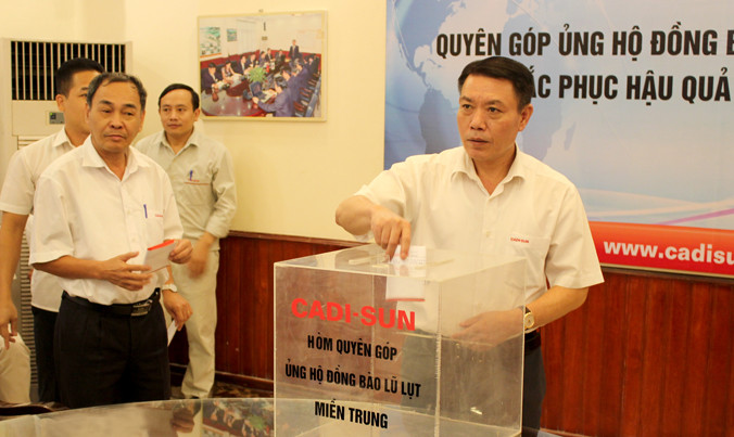 Lãnh đạo Công ty CADI-SUN quyên góp ủng hộ đồng bào bị ảnh hưởng của lũ lụt ở miền Trung.