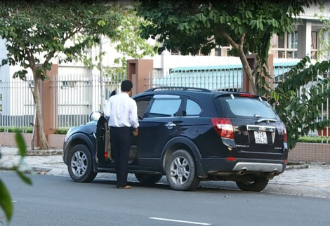 Ông Khâu Thanh Kỳ nhận lại chiếc ôtô đã mất trộm từ Công an Bà Rịa - Vũng Tàu.