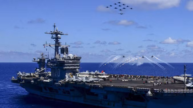 Ngày 31/5, tàu sân bay USS Carl Vinson (CVN-70) đã tổ chức màn trình diễn "Tiger Cruise" trước khi kết thúc nhiệm vụ hỗ trợ không kích IS.