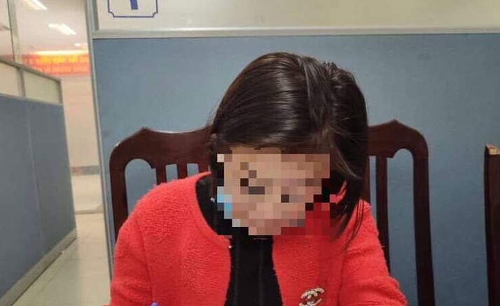 Người phụ nữ bị triệu tập tới cơ quan công an. Ảnh: Công an TP Hà Nội