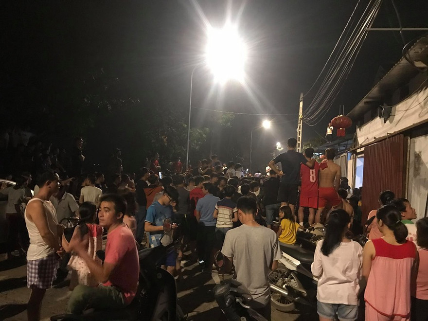 Người dân hiếu kì theo dõi sự việc.