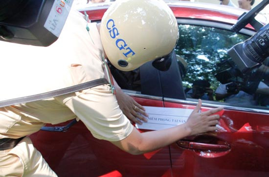 Bản tin 20H: Tạm giữ 2.300 xe ôtô vi phạm giao thông một tháng