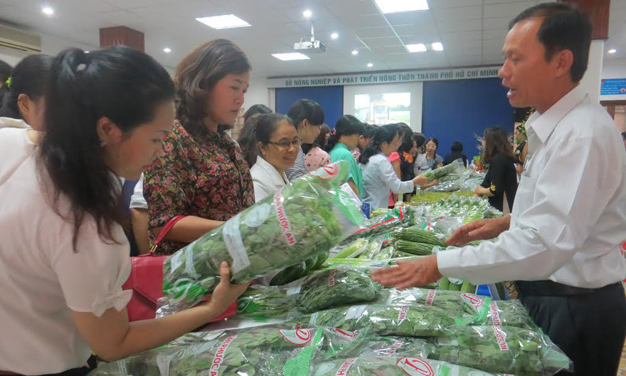 Những phiên chợ nông sản an toàn luôn thu hút người tiêu dùng