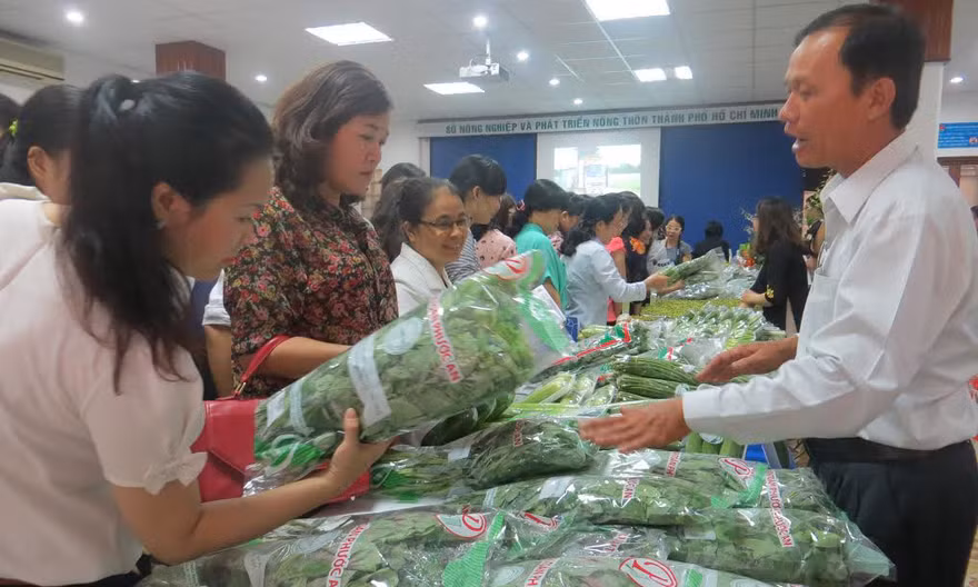 Những phiên chợ nông sản an toàn luôn thu hút người tiêu dùng