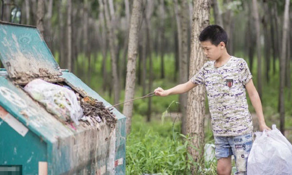 Wang Zheng là học sinh lớp năm tại Nanyang, tỉnh Hà Nam, Trung Quốc. Sau khi mẹ tái hôn, Wang được ông nội chăm sóc trong khi người cha đi làm xa để kiếm tiền trả nợ.