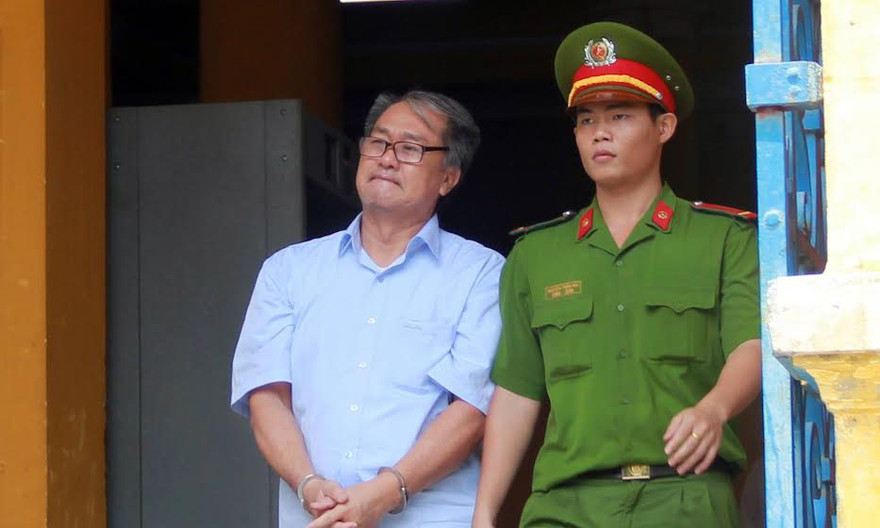 Dẫn giải Phạm Công Danh sau buổi xét xử trưa nay 29/7. Ảnh: Tân Châu