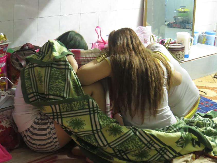 Những nhân viên kích dục cho khách bị bắt quả tang.