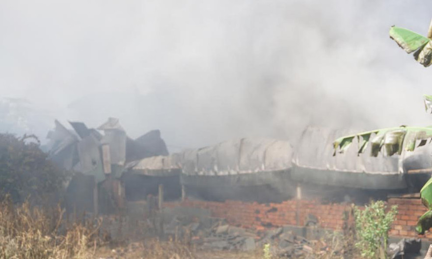 Khói lửa bốc lên nghi ngút từ đám cháy.