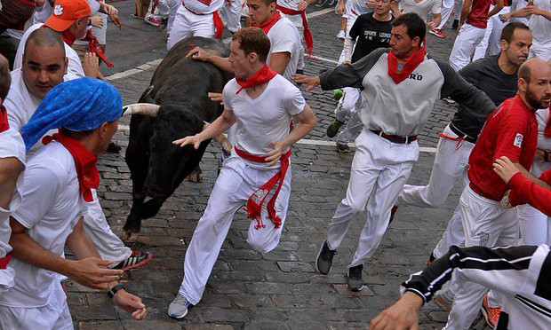 Mọi người bỏ chạy khỏi con bò hung hãn.