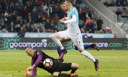 Pha cứu thua xuất sắc của Hart trước tình huống băng xuống của Ilicic. Ảnh: Reuters.