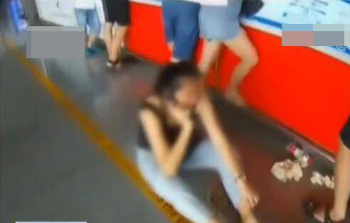 Người phụ nữ khiến cả sân bay nháo nhác vì dọa có bom.