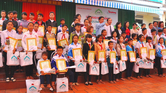 50 học sinh nhận học bổng.