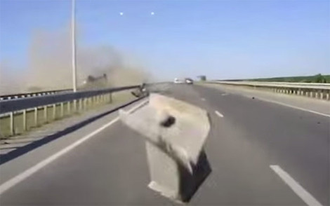 Vật thể bay đập vỡ tan kính chắn gió