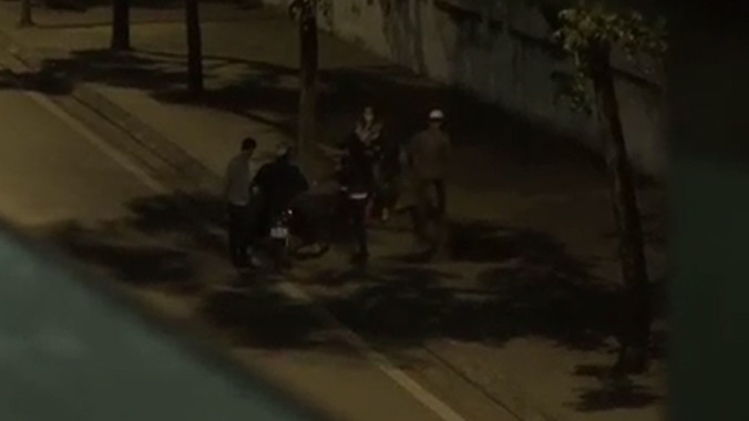 Gái mại dâm vẫy khách trên đường phố trung tâm Hà Nội