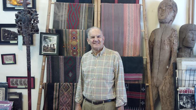 Mark Rapoport và bộ sưu tập của mình. Ảnh: Trung Dũng.