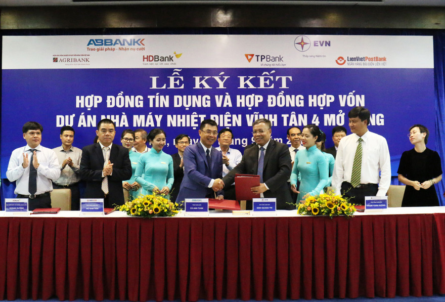 Đại diện ABBANK , EVN và các NHTM rót vốn tài trợ tại lễ ký kết.