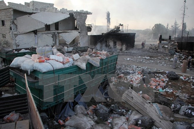Xe chở hàng cứu trợ bị phá hủy sau một cuộc không kích tại thị trấn Orum al-Kubra, Aleppo, Syria ngày 20/9. (Nguồn: AFP/TTXVN) 