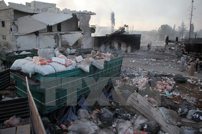 Xe chở hàng cứu trợ bị phá hủy sau một cuộc không kích tại thị trấn Orum al-Kubra, Aleppo, Syria ngày 20/9. (Nguồn: AFP/TTXVN)