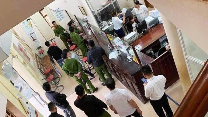 Nhân viên ngân hàng bị cướp dí súng vào đầu, lấy hàng trăm triệu đồng