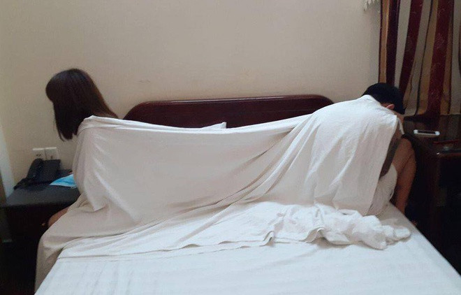 Cặp đôi bị bắt quả tang đang mua bán dâm. Ảnh: Công an cung cấp