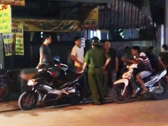 Cảnh sát khám nghiệm hiện trường, tối 27/10