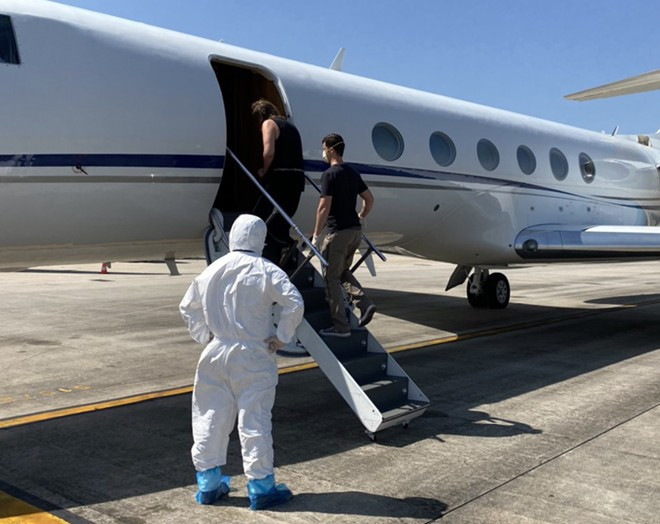 Chuyên cơ đặc biệt của Cảnh sát Hoa Kỳ tại sân bay Quốc tế Nội Bài, dẫn giải 2 đối tượng nguy hiểm về nước