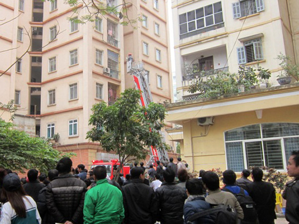 Chung cư 11 tầng bốc cháy, dân hoảng loạn