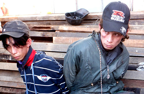 Hai anh em ruột Quốc và Hận đập phá hư hỏng xe đám cưới sáng 20/11 trên cầu Rạch Miễu. Ảnh:Hoàng Nam