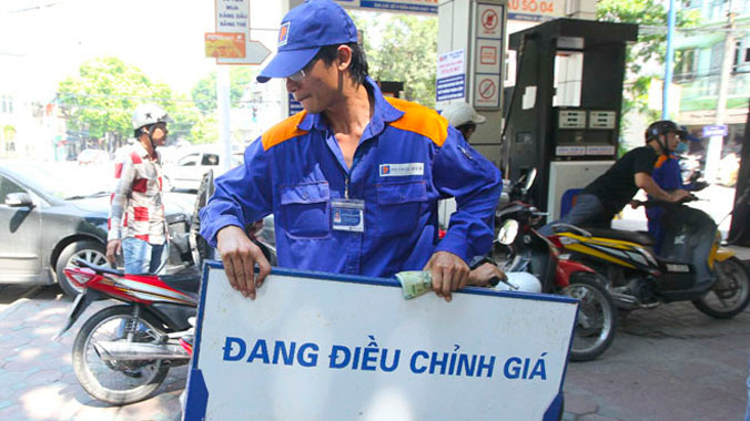 Xăng sinh học E5Ron 92 giảm 300 đồng/1 lít từ chiều 5/2.