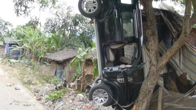 Chiếc xe ô tô gây tai nạn. Ảnh: Báo Cao Bằng.