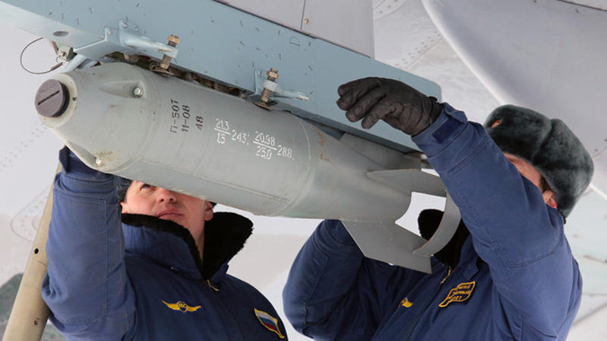 Một quả bom được treo dưới cánh máy bay IL-76.