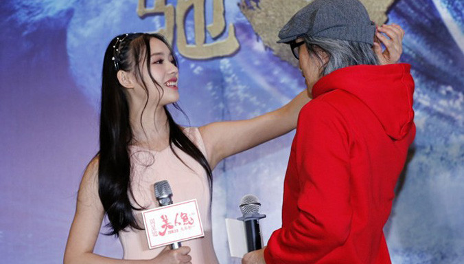 Lâm Duẫn thân thiết với Châu Tinh Trì trong buổi họp báo. Ảnh: 163.