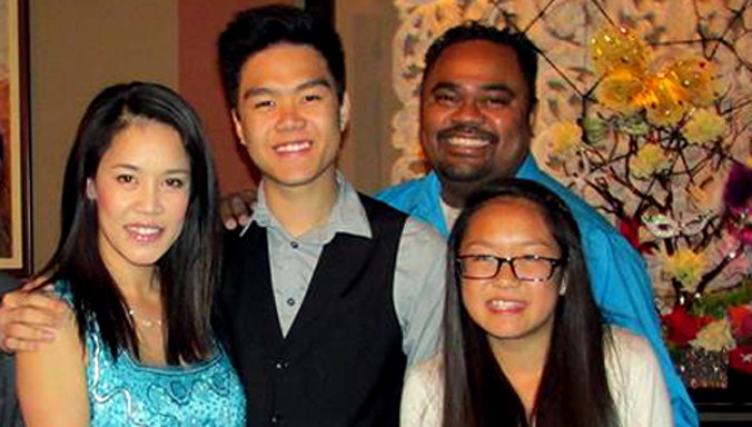 Anh Dũng Taylor bên vợ - ca sĩ Thu Phương - và con trai Duy Hải, con gái Thanh Thảo.