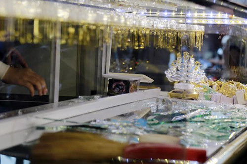 Tủ kính bị hai tên cướp đập vỡ. Ảnh: Nguyệt Triều.