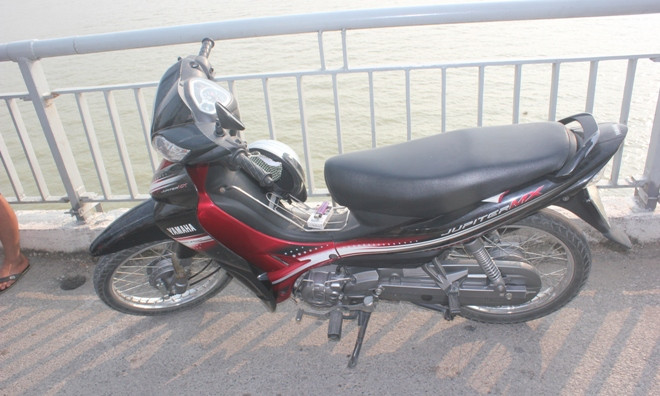 Chiếc xe máy mà nam thanh niên để lại.