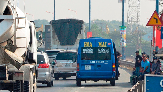 Xe “dù”, bến “cóc” nở rộ vì luật pháp nhiều kẽ hở