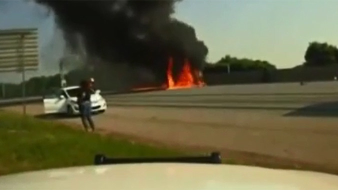 Máy bay Mỹ nổ tung khi đâm xuống cao tốc, 4 người tử nạn